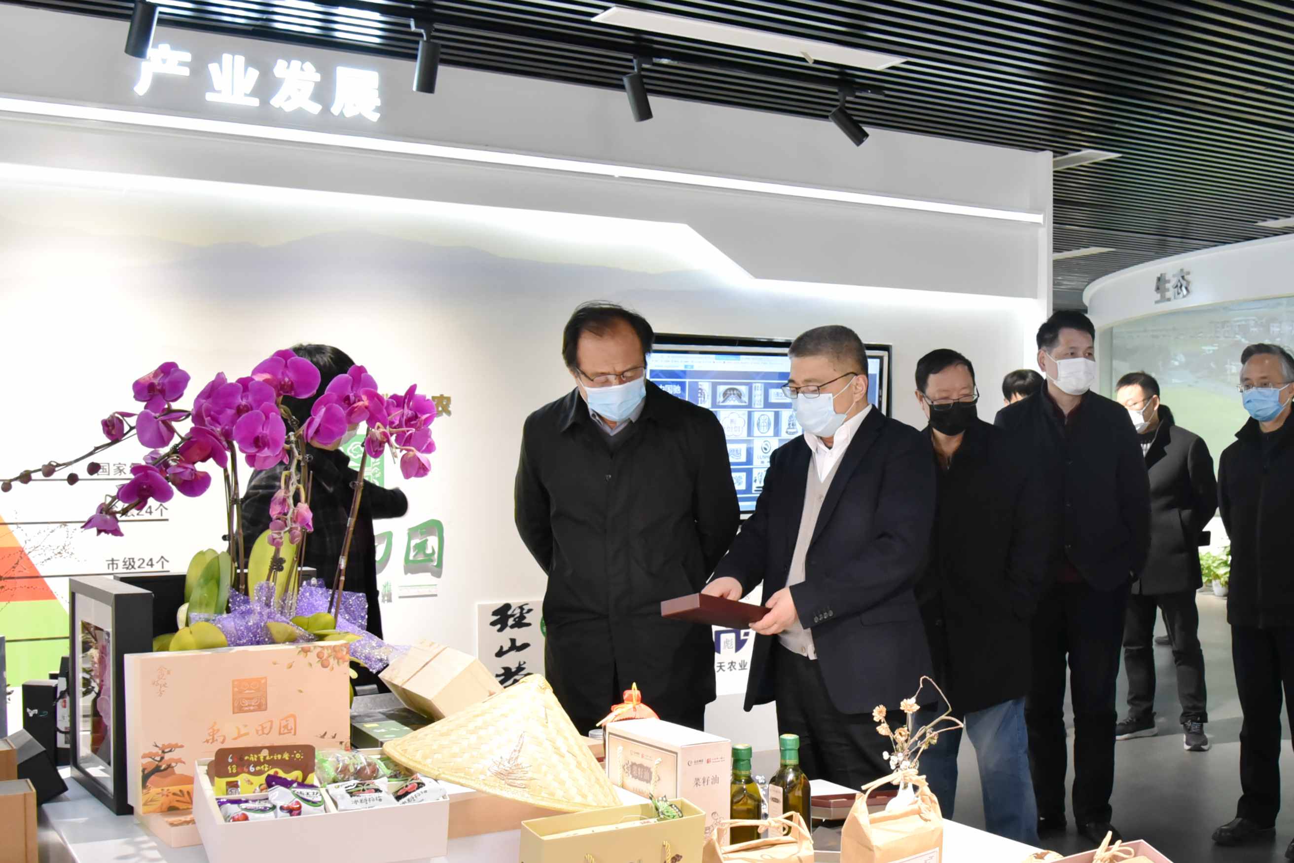 杭州市政協(xié)黨組副書(shū)記、副主席翁衛軍一行調研浙茶集團特種茶中心