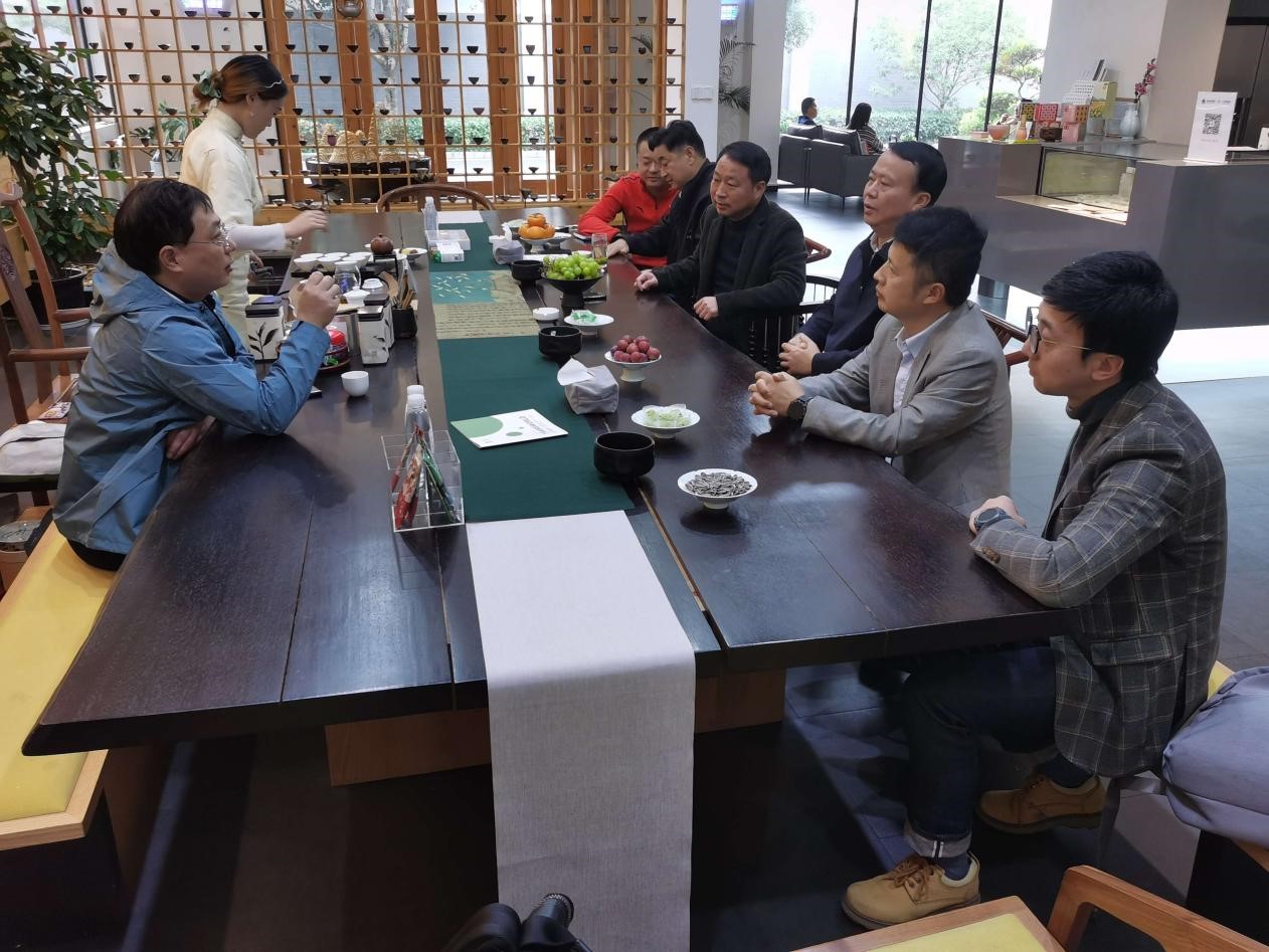 貴陽(yáng)綜保區黨工委副書(shū)記黃良忠一行蒞臨浙茶集團考察